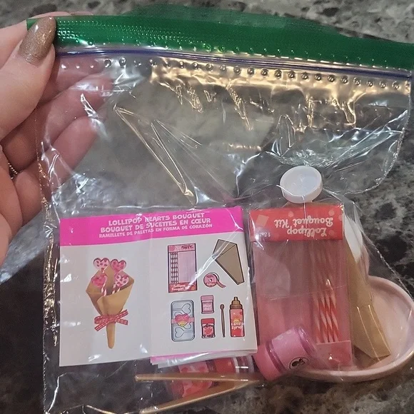 Miniverse Make It Mini Valentine's Lollipop Hearts Bouquet - Picture 3 of 3